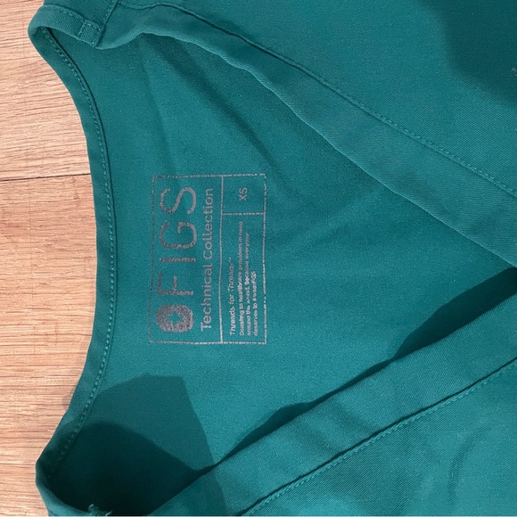 Figs Hunter green scrub top - Picture 5 of 6